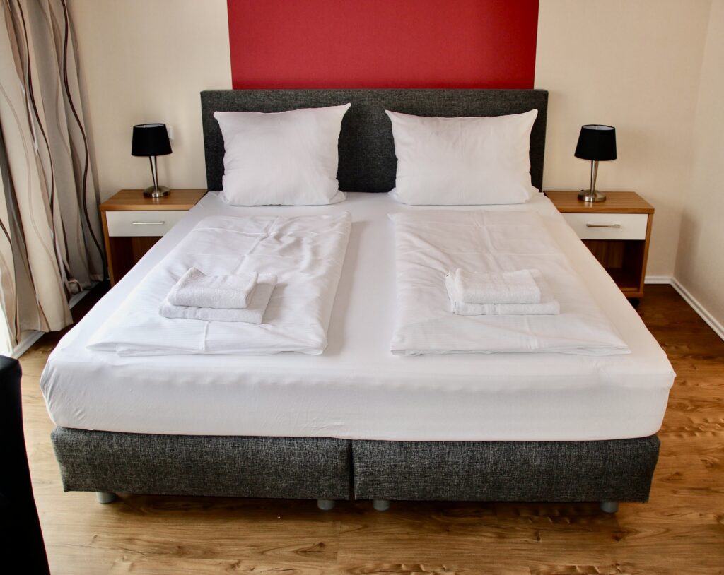 Doppelbett im Standard Doppelzimmer – Haus Elisabeth Bad Salzungen