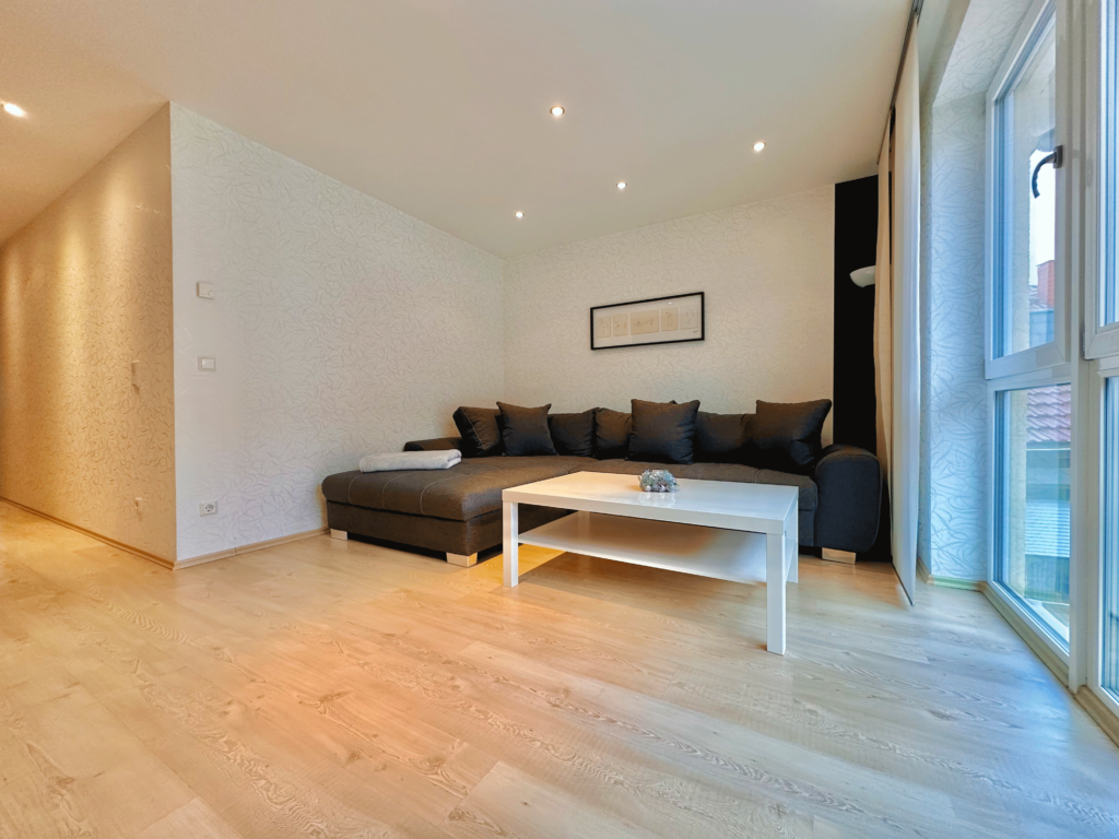 Sitzecke mit Tisch vor einer weißen Wand